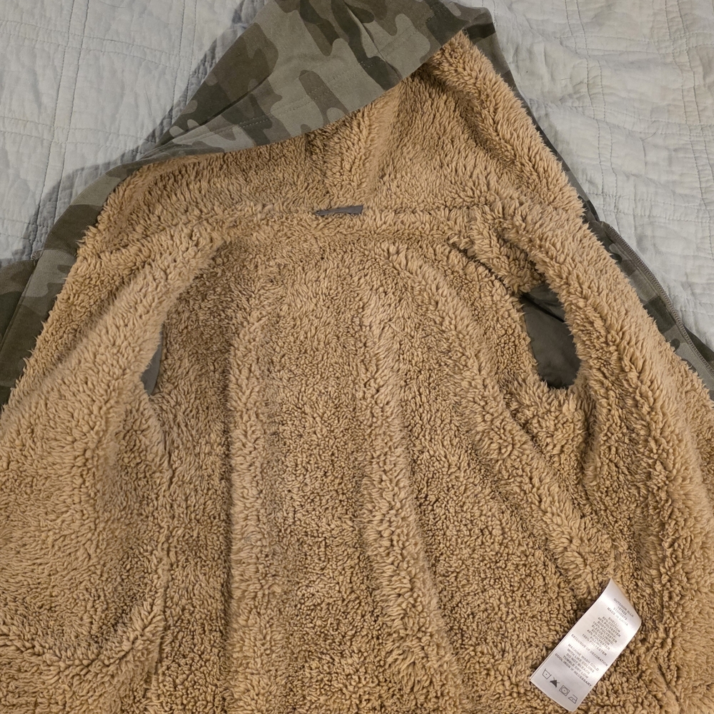 Boys Eddie Bauer Green Camouflage Jacket with Sherpa Lining Size 5/6